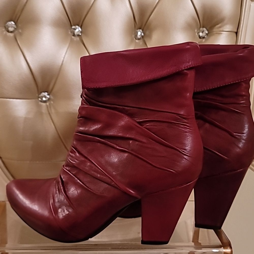 Earthies Montera Deep Red Zip Ruched Booties - Picture 5 of 16